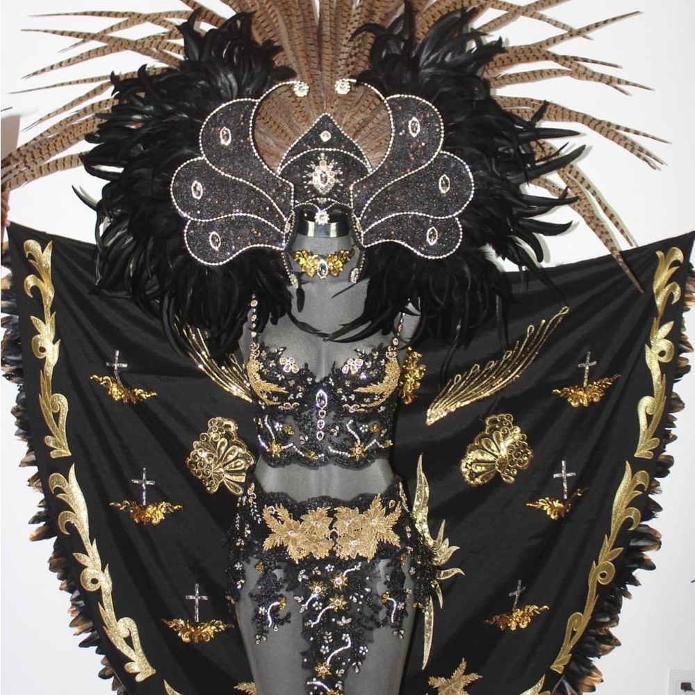 Very detail with real feathers, designed by Vanessa Barba a well known designer! - Picture 16 of 16